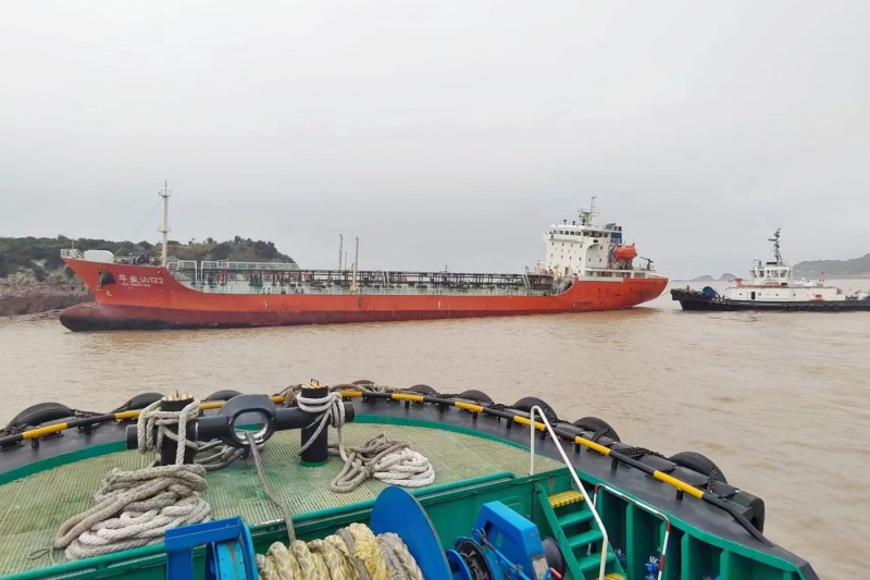 油轮搁浅遇险 拖轮及时救援
