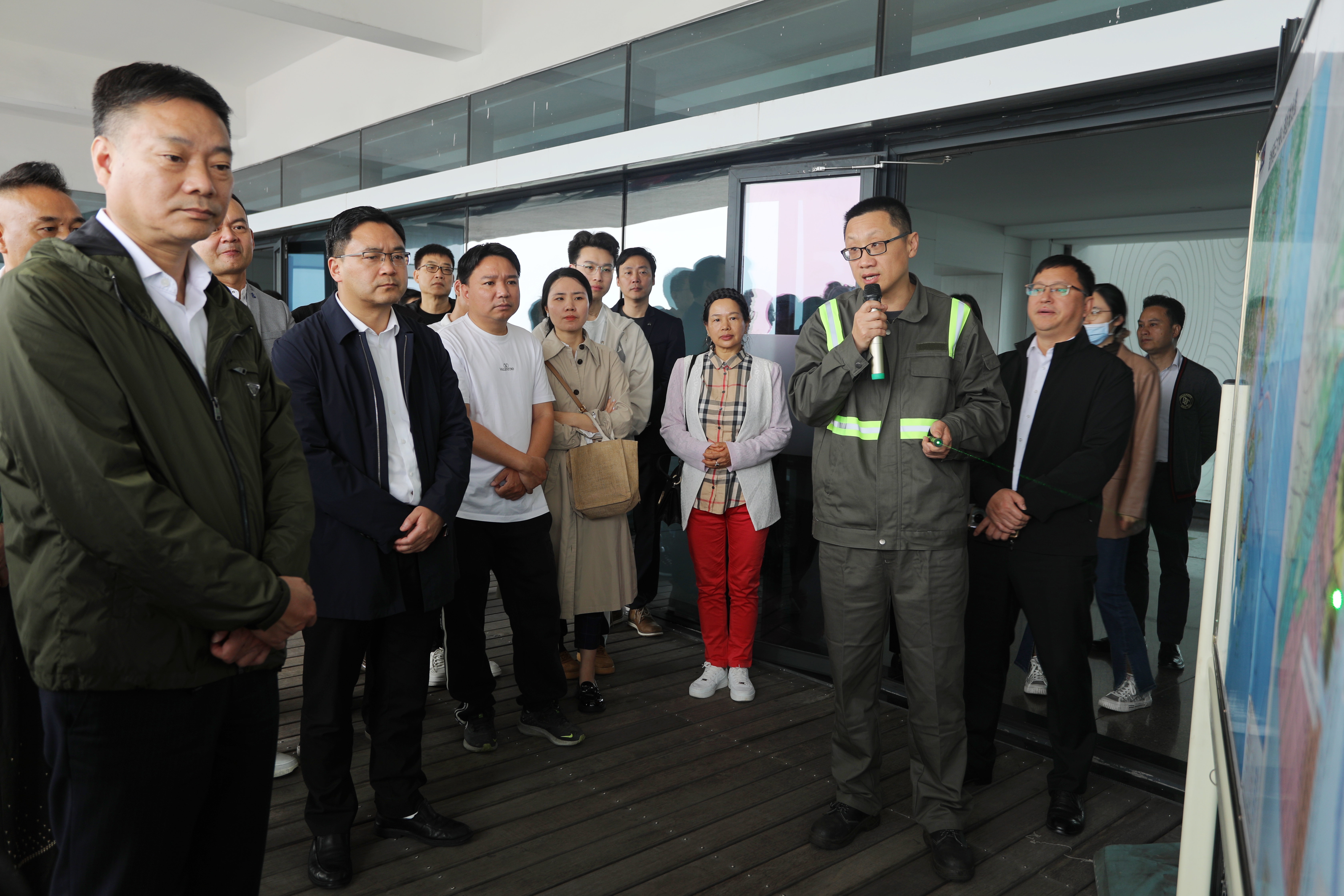 温籍海外侨胞代表团来乐清湾港区考察交流