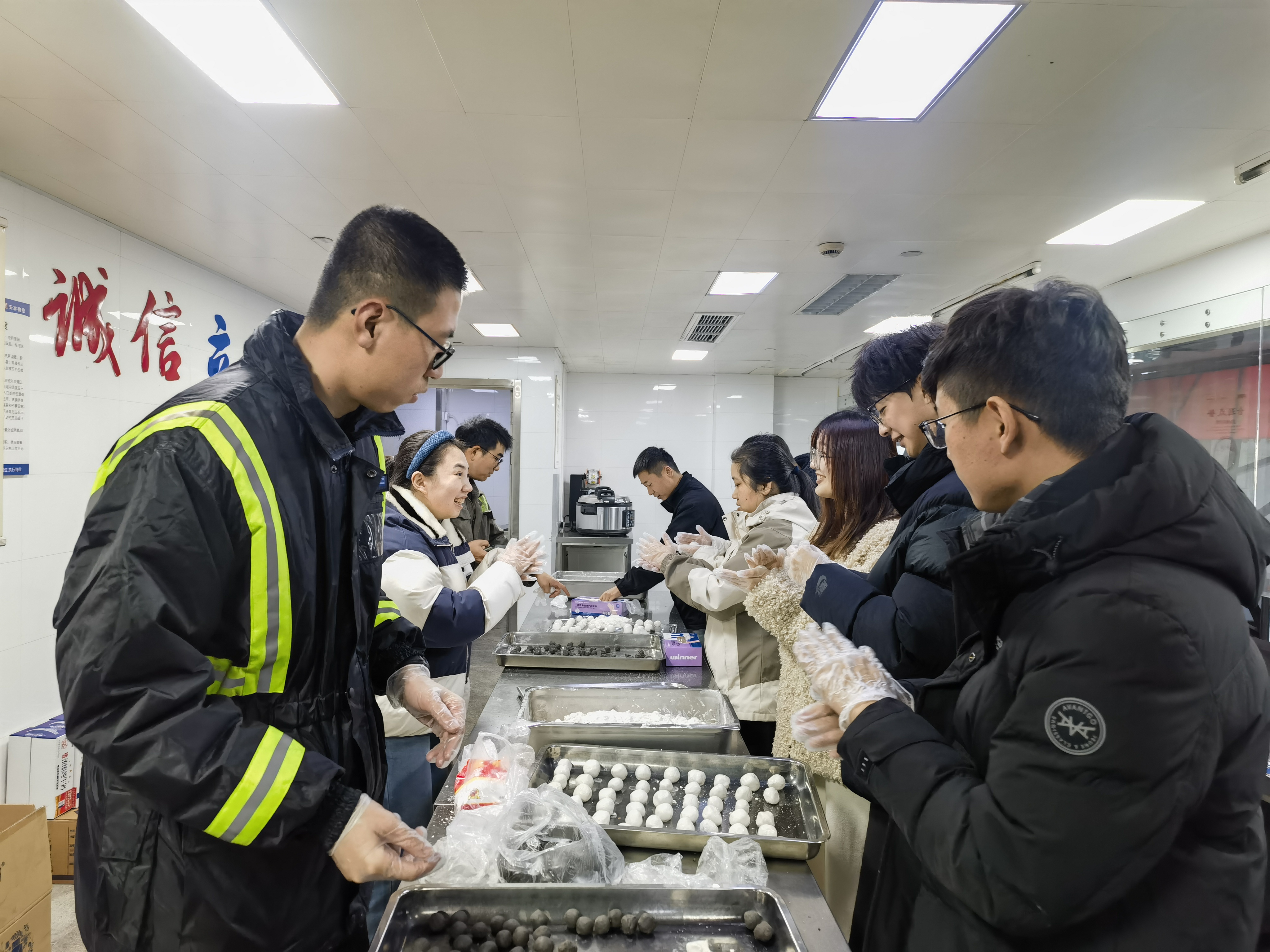 “温情冬至，团圆共此时” ——乐清湾公司开展手工汤圆制作活动