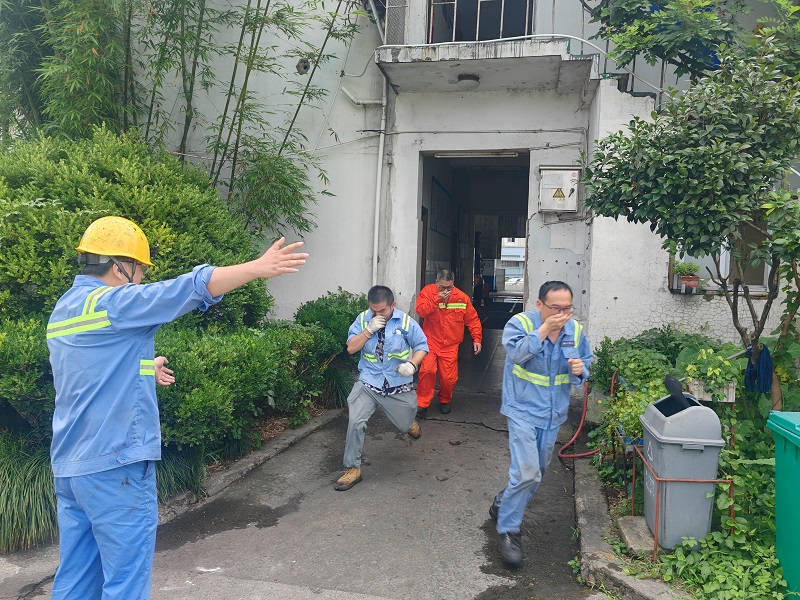 龙湾公司开展安全生产月消防应急演练