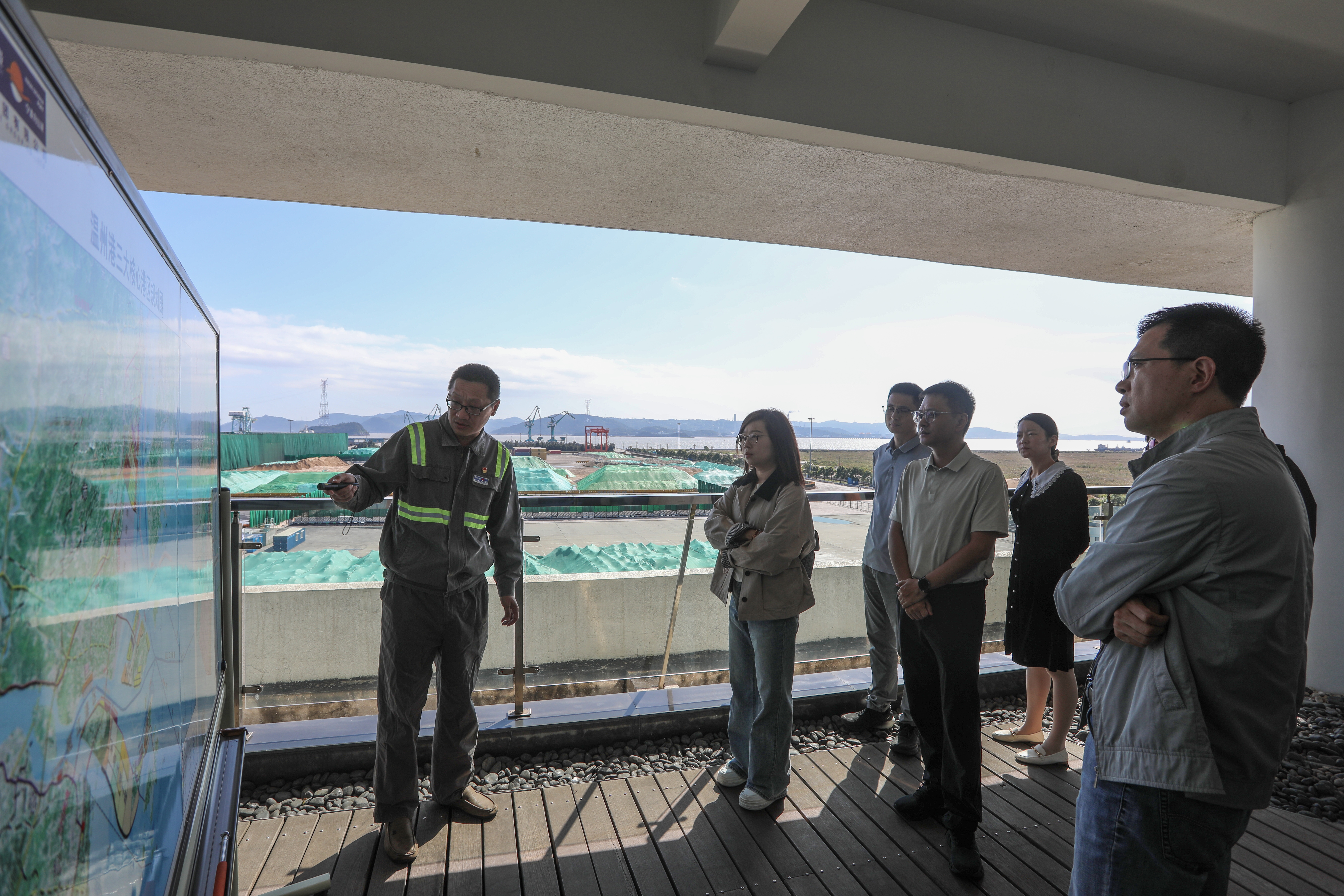 张家港经开区市统计局副局长陈莉一行调研乐清湾港区