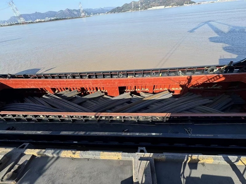 龙湾公司成功开启钢材下水装船业务新篇章