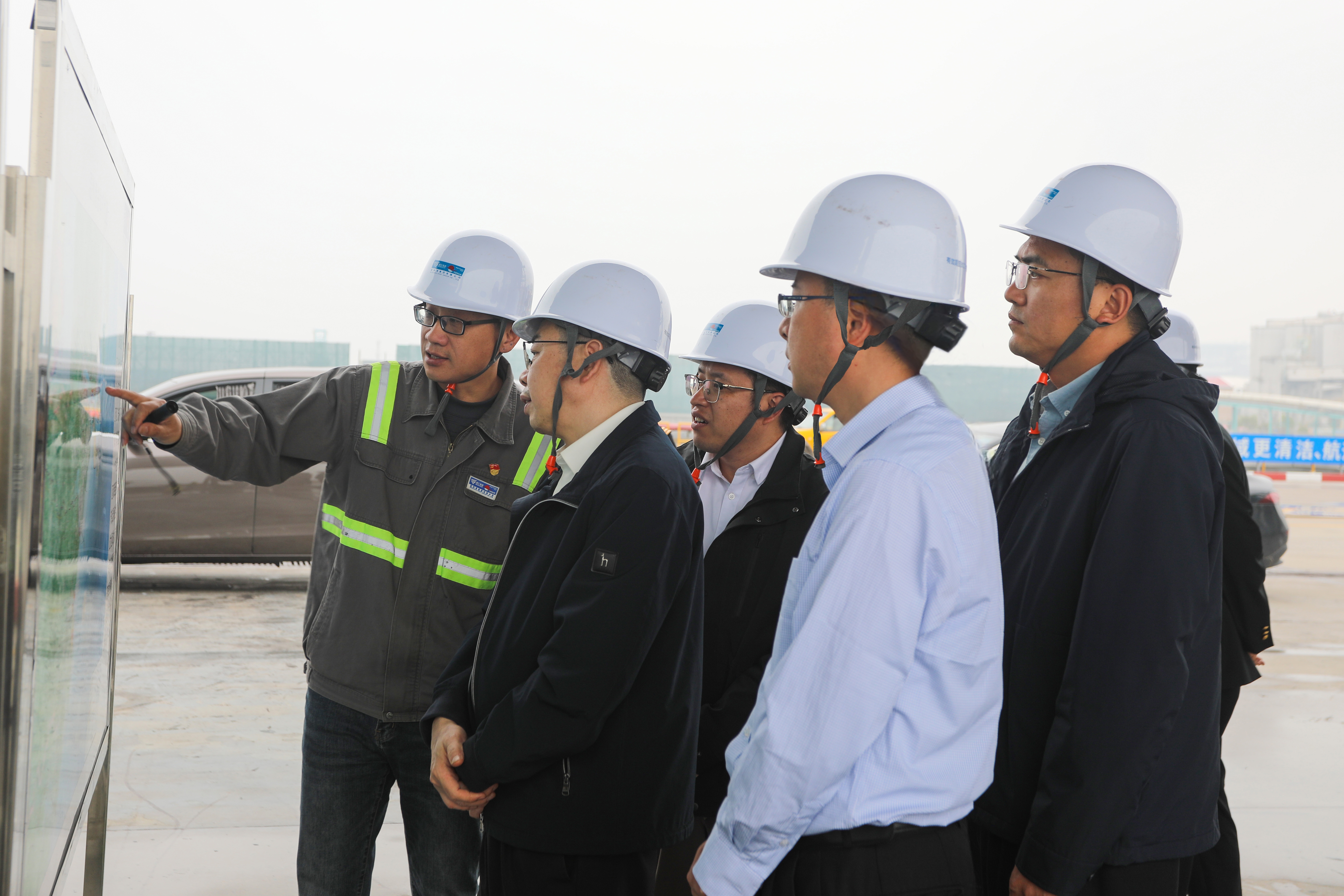 金华海关党委委员、副关长陈强一行调研乐清湾公司