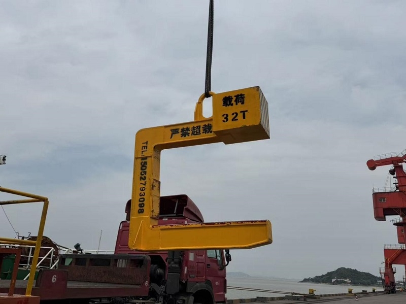 龙湾公司新采购32吨C型钩吊具到港投入使用